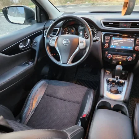 Tirane, Shes Nissan Qashqai, motorr 1.6 naftë, me 135,000 km. Nafte, e bardhë automatik Klima 135.000 km 11.000 €