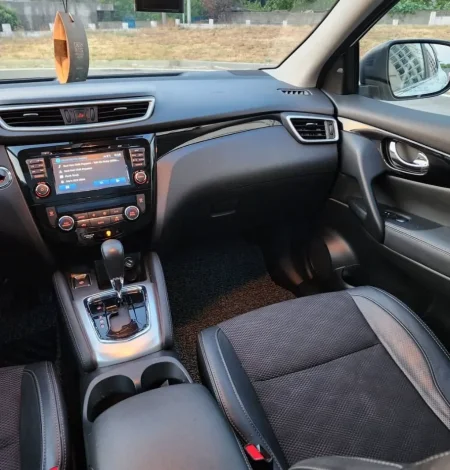Tirane, Shes Nissan Qashqai, motorr 1.6 naftë, me 135,000 km. Nafte, e bardhë automatik Klima 135.000 km 11.000 €