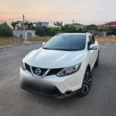 Tirane, Shes Nissan Qashqai, motorr 1.6 naftë, me 135,000 km. Nafte, e bardhë automatik Klima 135.000 km 11.000 €