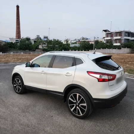 Tirane, Shes Nissan Qashqai, motorr 1.6 naftë, me 135,000 km. Nafte, e bardhë automatik Klima 135.000 km 11.000 €