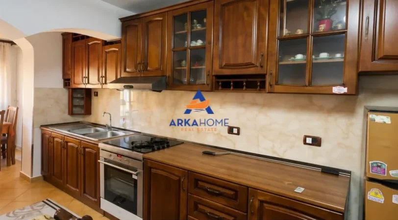 Tirane, jepet me qera apartament 2+1+Ballkon Kati 4, 60 m² 639 € 