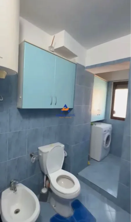 Tirane, jepet me qera apartament 2+1+Ballkon Kati 4, 60 m² 639 € 