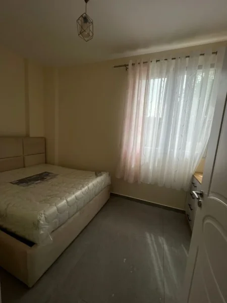 Tirane, jepet me qera apartament 1+1 Kati 1, 65 m² 400 € (Shkolla e Bashkuar)
