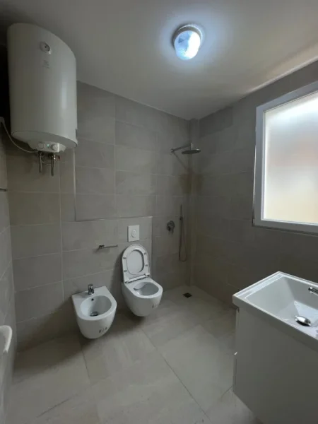 Tirane, jepet me qera apartament 1+1 Kati 1, 65 m² 400 € (Shkolla e Bashkuar)