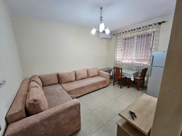 Korce, jap me qera apartament 1+1 Kati 3, 52 m² 220 € (Rruga 1 Maji, Lagjia 18)