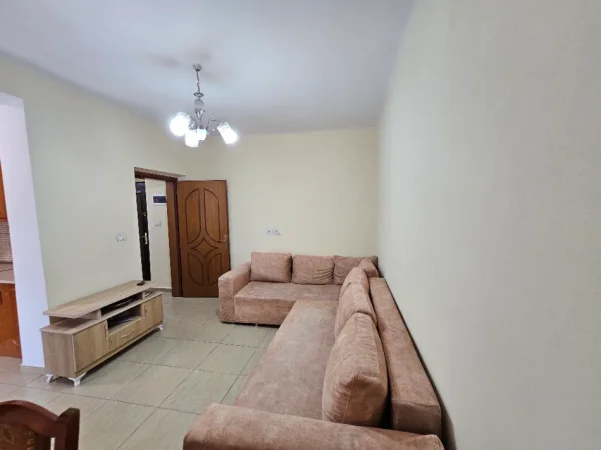 Korce, jap me qera apartament 1+1 Kati 3, 52 m² 220 € (Rruga 1 Maji, Lagjia 18)