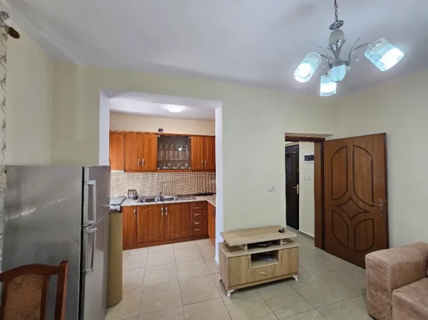 Korce, jap me qera apartament 1+1 Kati 3, 52 m² 220 € (Rruga 1 Maji, Lagjia 18)