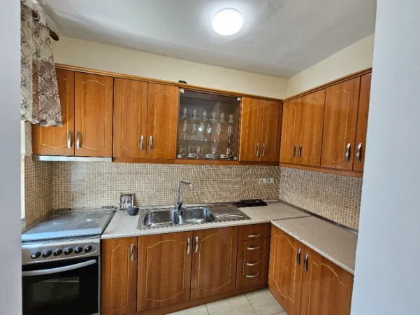 Korce, jap me qera apartament 1+1 Kati 3, 52 m² 220 € (Rruga 1 Maji, Lagjia 18)