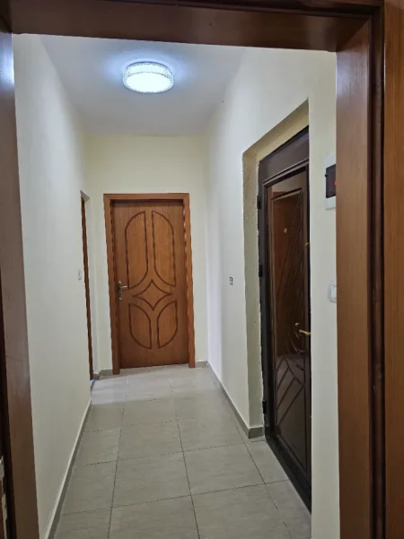 Korce, jap me qera apartament 1+1 Kati 3, 52 m² 220 € (Rruga 1 Maji, Lagjia 18)