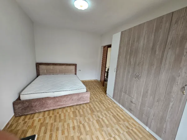 Korce, jap me qera apartament 1+1 Kati 3, 52 m² 220 € (Rruga 1 Maji, Lagjia 18)