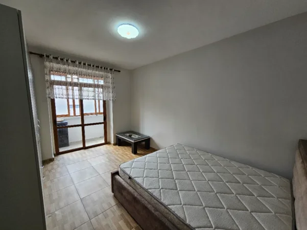 Korce, jap me qera apartament 1+1 Kati 3, 52 m² 220 € (Rruga 1 Maji, Lagjia 18)
