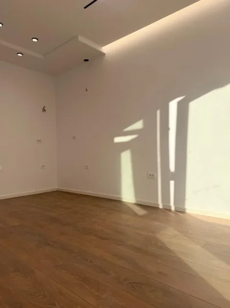 Tirane, shitet apartament 1+1+Ballkon , 118 m² 139.000 € (kristal center)