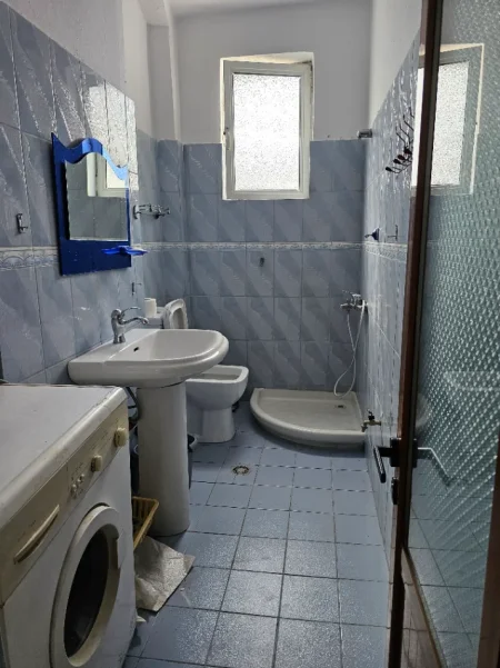 Korce, jap me qera apartament 1+1 Kati 3, 52 m² 220 € (Rruga 1 Maji, Lagjia 18)