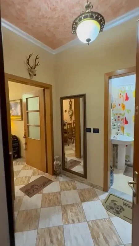 Fier, shitet apartament 2 + 1 + 2 tualete + 2 ballkone Kati 2, (Lagjja "Konferenca e Pezes" Mertiri Tragjas)
