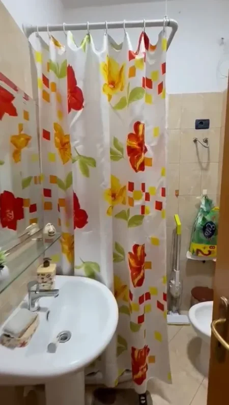Fier, shitet apartament 2 + 1 + 2 tualete + 2 ballkone Kati 2, (Lagjja "Konferenca e Pezes" Mertiri Tragjas)