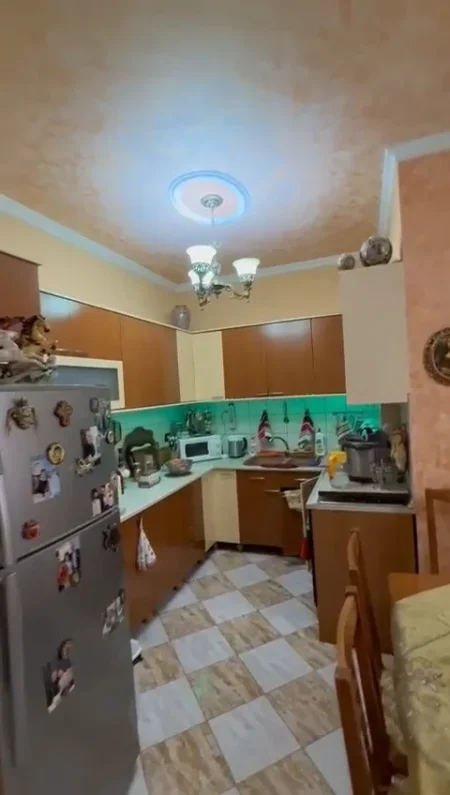 Fier, shitet apartament 2 + 1 + 2 tualete + 2 ballkone Kati 2, (Lagjja "Konferenca e Pezes" Mertiri Tragjas)