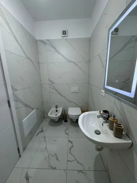 Tirane, jepet me qera apartament 2+1 Kati 1, 100 m² 500 € (Rruga 5 Maji)