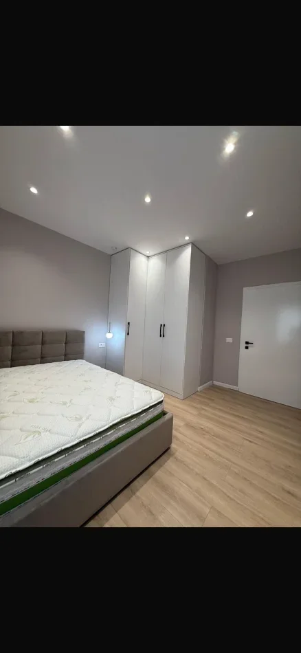Tirane, jepet me qera apartament 1+1 Kati 8, 65 m² 470 € (Yzberisht)