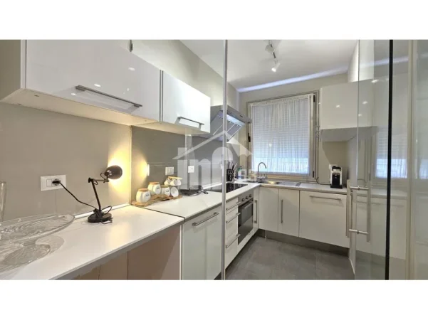 Tirane, jepet me qera apartament 1+1 Kati 3, 80 m² 1.400 € (RRUGA “SAMI FRASHERI”, PRANË LIQENIT ARTIFICIAL)