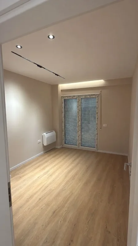 Zyre me Qera (85m2): 60,000All/Muaj || 3 Ambiente Pune +1P.Parkimi📍Ish Sheshi Shqiponja, fiks ne Kryqezim (Pallati Vajza me Peja)