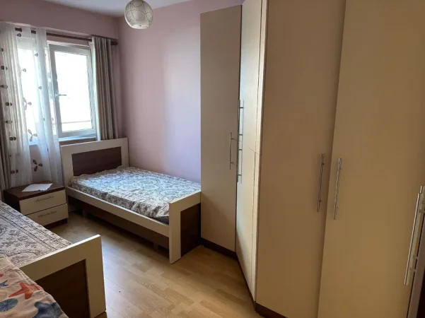 Tirane, jepet me qera apartament 2+1+Ballkon Kati 3, 115 m² 650 € (Jordan Misja)
