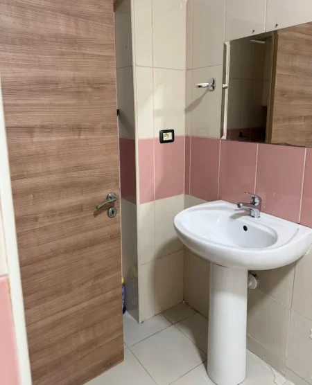 Tirane, jepet me qera apartament 1+1 Kati 3, 60 m² 450 € (Rruga Mihal Grameno)