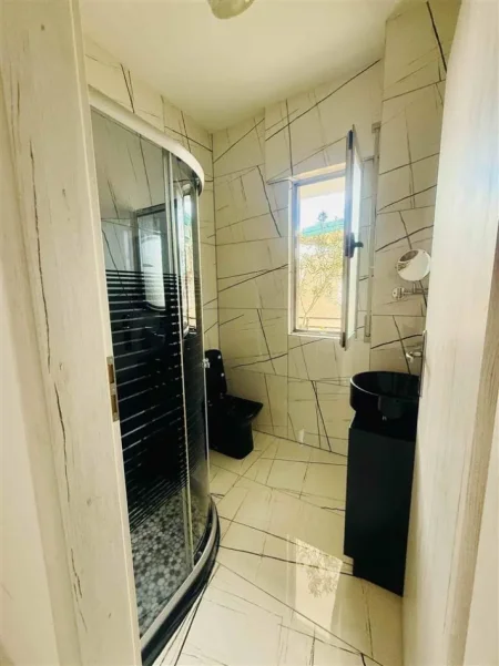Tirane, jepet me qera apartament 2+1+Ballkon Kati 4, 130 m² 1.200 € (Hamdi Sina)