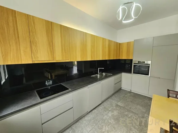 Tirane, jepet me qera apartament 3+1+Ballkon Kati 0, 160 m² 700 € (Sauk)