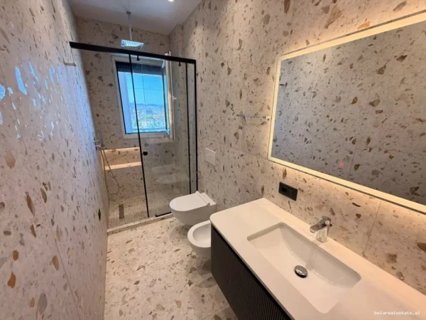 Tirane, jepet me qera apartament 1+1 Kati 8, 70 m² 835 € (Xhanfize Keko)
