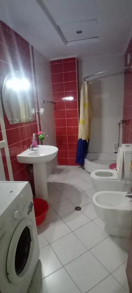 Tirane, jepet me qera apartament 1+1 , 70 m² 450 € (Ish Parku)