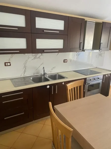 Tirane, jepet me qera apartament 1+1 Kati 4, 65 m² 400 € (Don Bosko)