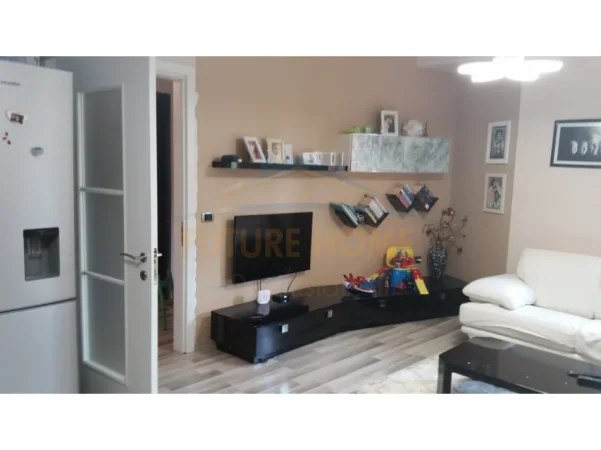 Tirane, jepet me qera apartament 2+1 Kati 3, 86 m² 450 € ("Fresk")