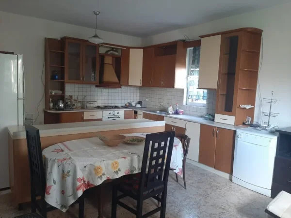 Tirane, jepet me qera apartament 2+1 Kati 2, 100 m² 450 € (Qytet Studenti)