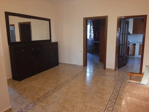 Tirane, jepet me qera apartament 2+1 Kati 2, 100 m² 450 € (Qytet Studenti)
