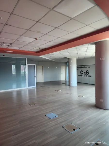 Tirane, jepet me qera zyre Kati 8, 230 m² 2.600 € (Bulevardi Bajram Curri)