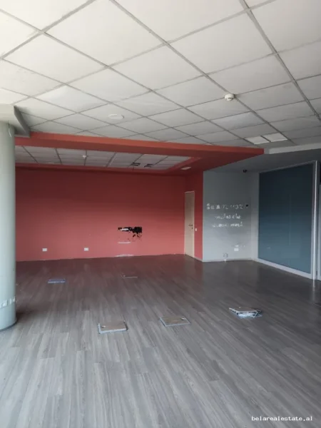 Tirane, jepet me qera zyre Kati 8, 230 m² 2.600 € (Bulevardi Bajram Curri)