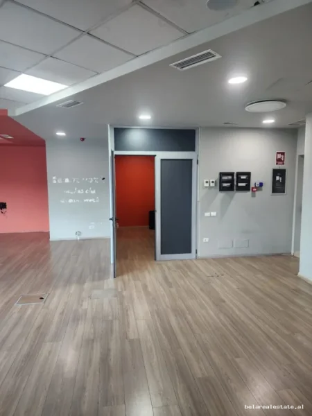 Tirane, jepet me qera zyre Kati 8, 230 m² 2.600 € (Bulevardi Bajram Curri)