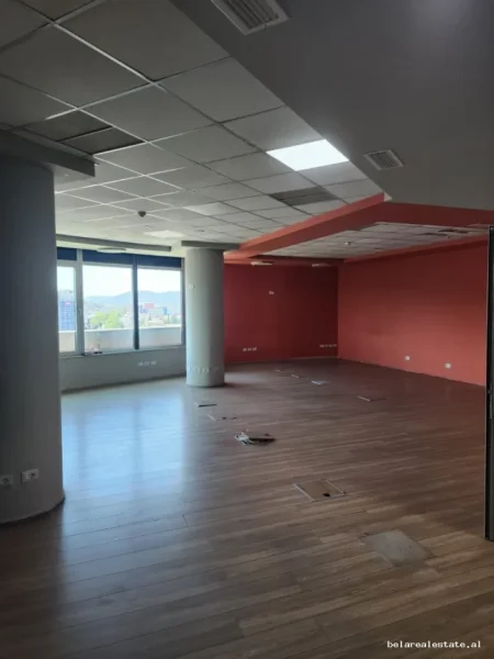 Tirane, jepet me qera zyre Kati 8, 230 m² 2.600 € (Bulevardi Bajram Curri)