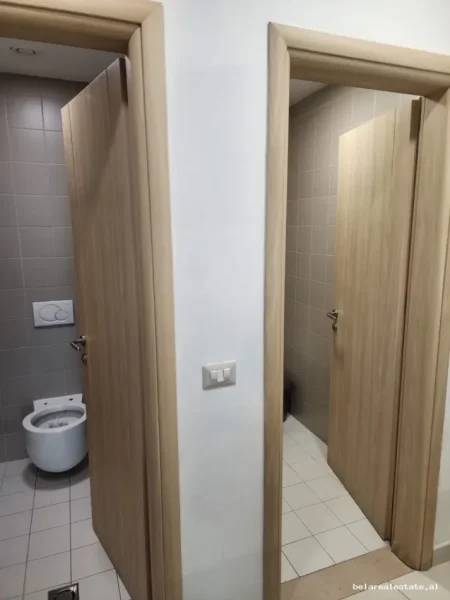 Tirane, jepet me qera zyre Kati 8, 230 m² 2.600 € (Bulevardi Bajram Curri)