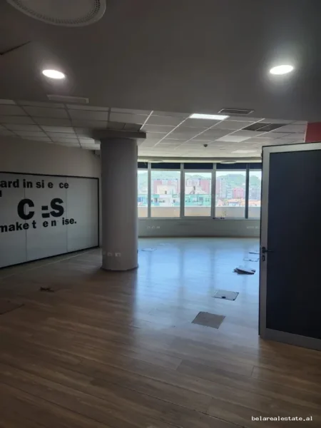 Tirane, jepet me qera zyre Kati 8, 230 m² 2.600 € (Bulevardi Bajram Curri)
