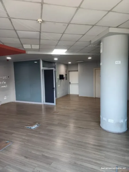 Tirane, jepet me qera zyre Kati 8, 230 m² 2.600 € (Bulevardi Bajram Curri)