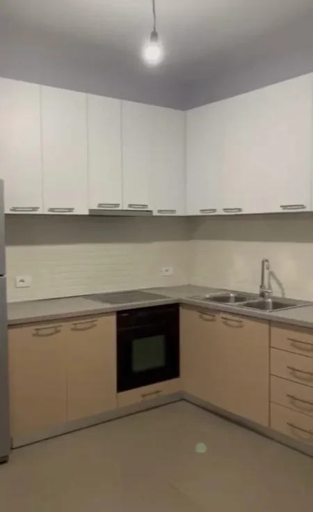Tirane, jepet me qera apartament 2+1 Kati 8, 138 m² 450 € (Yzberisht)