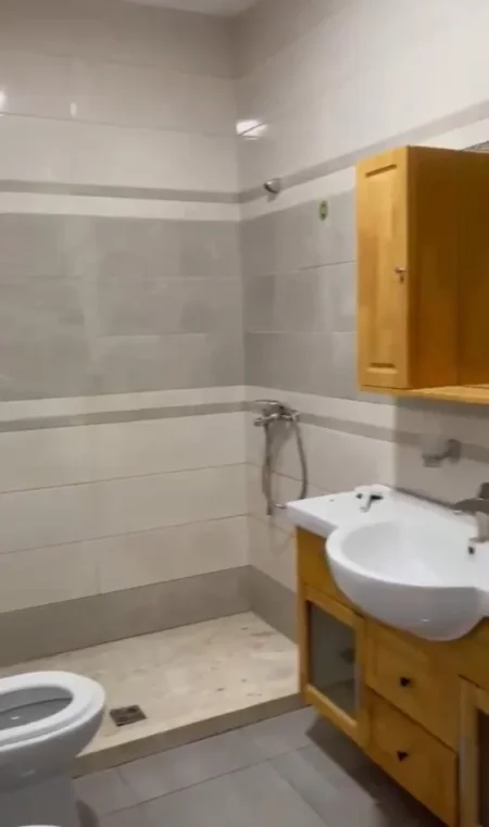 Tirane, jepet me qera apartament 2+1 Kati 8, 138 m² 450 € (Yzberisht)