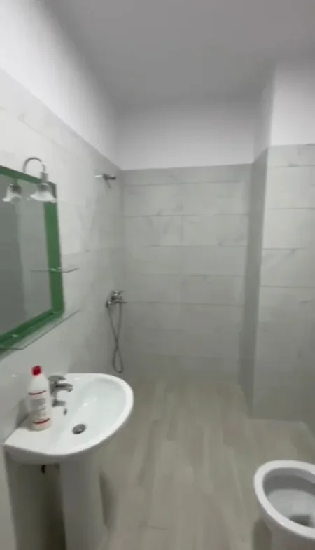 Tirane, jepet me qera apartament 1+1 Kati 1, 70 m² 500 € (Astir)