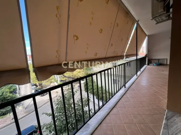 Tirane, jepet me qera apartament 3+1+Ballkon Kati 2, 119 m² 550 € (unaza e re)