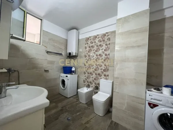Tirane, jepet me qera apartament 3+1+Ballkon Kati 2, 119 m² 550 € (unaza e re)