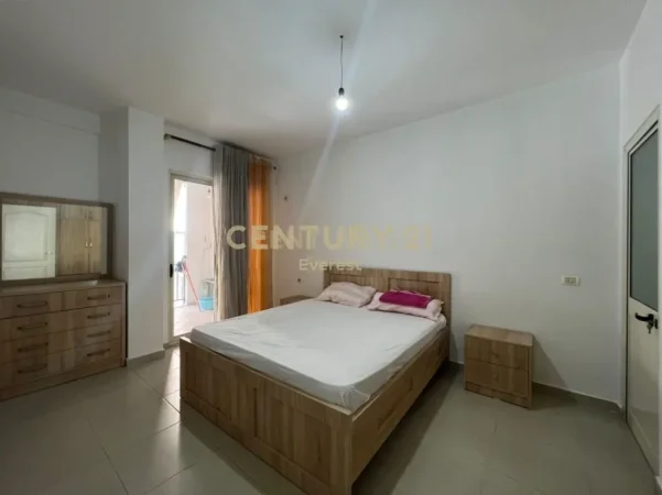 Tirane, jepet me qera apartament 3+1+Ballkon Kati 2, 119 m² 550 € (unaza e re)