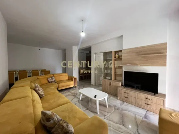 Tirane, jepet me qera apartament 3+1+Ballkon Kati 2, 119 m² 550 € (unaza e re)