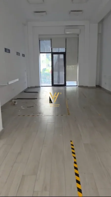 Tirane, jepet me qera dyqan Kati 0, 84 m² 1.530 € (KOMUNA E PARISIT)