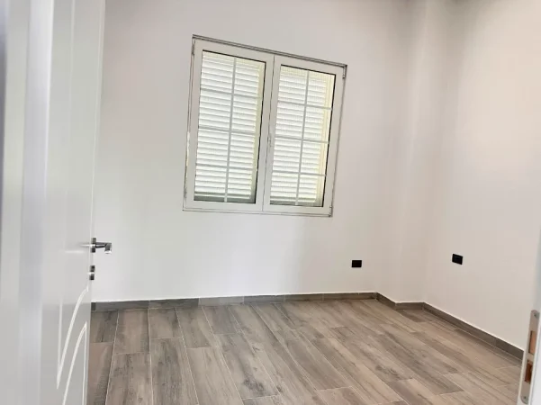 Tirane, jepet me qera apartament 4+1 Kati 1, 250 m² 750 € (Paskuqan)
